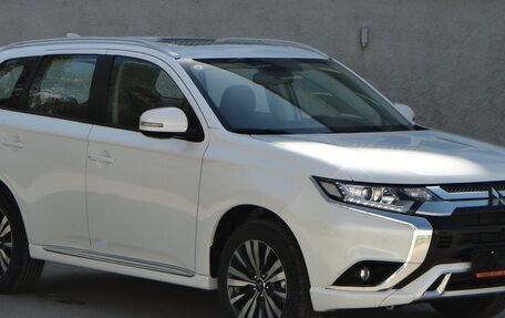 Mitsubishi Outlander III рестайлинг 3, 2022 год, 2 850 000 рублей, 3 фотография