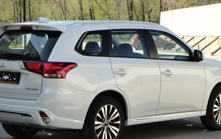 Mitsubishi Outlander III рестайлинг 3, 2022 год, 2 850 000 рублей, 5 фотография