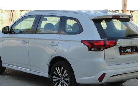 Mitsubishi Outlander III рестайлинг 3, 2022 год, 2 850 000 рублей, 7 фотография