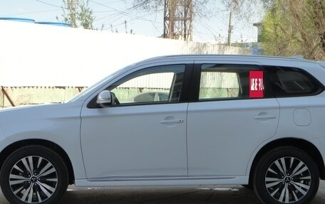 Mitsubishi Outlander III рестайлинг 3, 2022 год, 2 850 000 рублей, 8 фотография