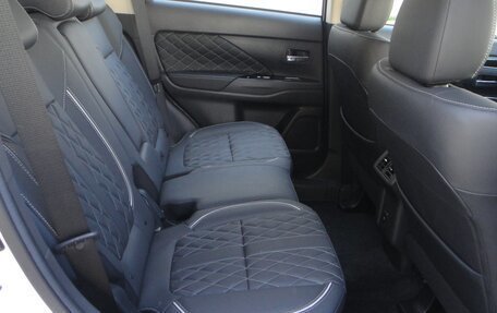 Mitsubishi Outlander III рестайлинг 3, 2022 год, 2 850 000 рублей, 11 фотография