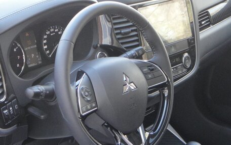 Mitsubishi Outlander III рестайлинг 3, 2022 год, 2 850 000 рублей, 16 фотография