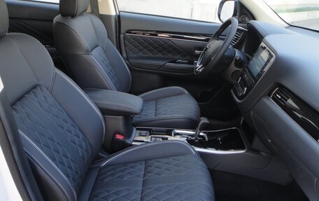 Mitsubishi Outlander III рестайлинг 3, 2022 год, 2 850 000 рублей, 12 фотография