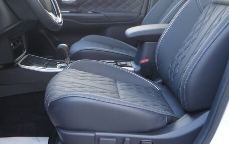 Mitsubishi Outlander III рестайлинг 3, 2022 год, 2 850 000 рублей, 14 фотография