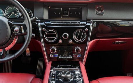 Rolls-Royce Cullinan, 2019 год, 33 000 000 рублей, 10 фотография