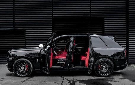 Rolls-Royce Cullinan, 2019 год, 33 000 000 рублей, 2 фотография