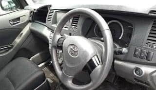 Toyota ISis I, 2011 год, 900 000 рублей, 3 фотография