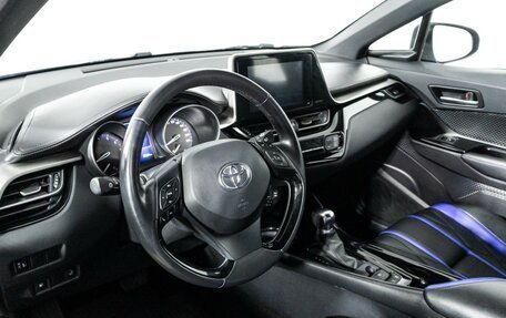 Toyota C-HR I рестайлинг, 2019 год, 2 299 700 рублей, 11 фотография