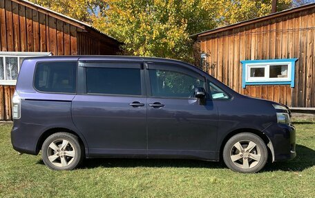 Toyota Voxy II, 2011 год, 1 370 000 рублей, 2 фотография