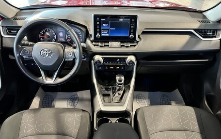Toyota RAV4, 2021 год, 2 995 000 рублей, 23 фотография