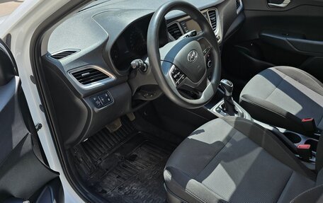 Hyundai Solaris II рестайлинг, 2021 год, 1 420 000 рублей, 7 фотография