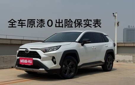 Toyota RAV4, 2022 год, 3 240 000 рублей, 2 фотография