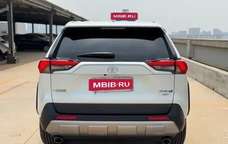 Toyota RAV4, 2022 год, 3 240 000 рублей, 6 фотография