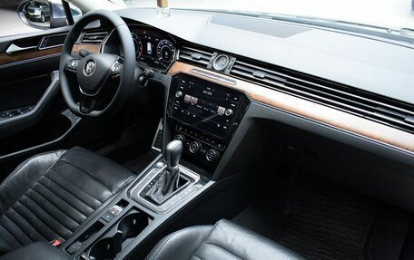 Volkswagen Passat B8 рестайлинг, 2017 год, 2 600 000 рублей, 16 фотография