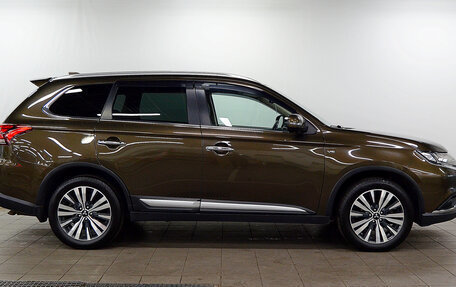 Mitsubishi Outlander III рестайлинг 3, 2020 год, 2 990 000 рублей, 5 фотография