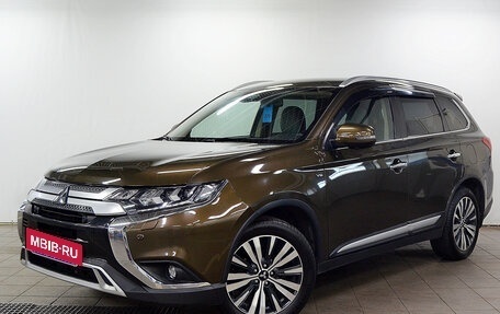 Mitsubishi Outlander III рестайлинг 3, 2020 год, 2 990 000 рублей, 2 фотография