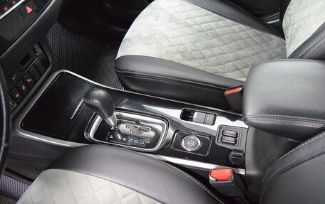 Mitsubishi Outlander III рестайлинг 3, 2020 год, 2 990 000 рублей, 15 фотография