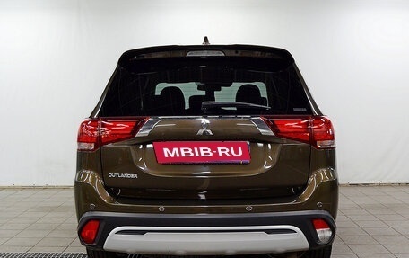 Mitsubishi Outlander III рестайлинг 3, 2020 год, 2 990 000 рублей, 7 фотография