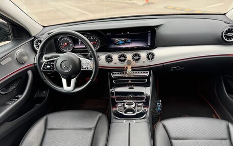 Mercedes-Benz E-Класс, 2019 год, 3 300 000 рублей, 23 фотография