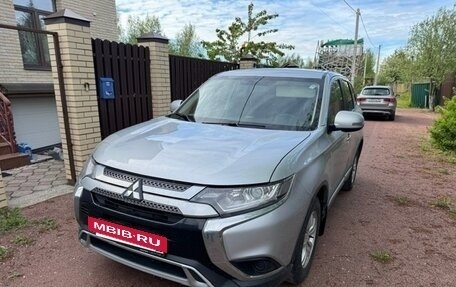 Mitsubishi Outlander III рестайлинг 3, 2019 год, 1 790 000 рублей, 6 фотография