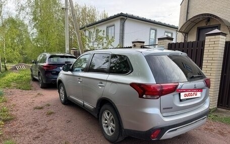 Mitsubishi Outlander III рестайлинг 3, 2019 год, 1 790 000 рублей, 2 фотография