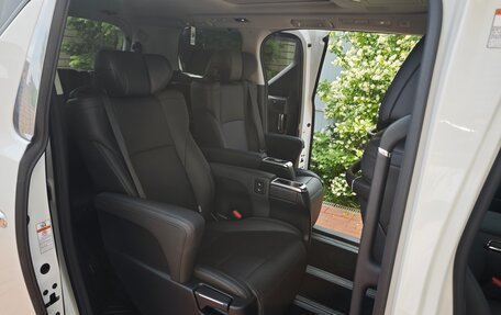 Toyota Alphard III, 2020 год, 5 700 000 рублей, 7 фотография