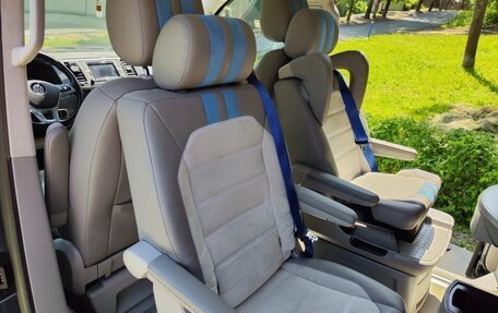 Volkswagen Multivan T6 рестайлинг, 2015 год, 3 800 000 рублей, 18 фотография