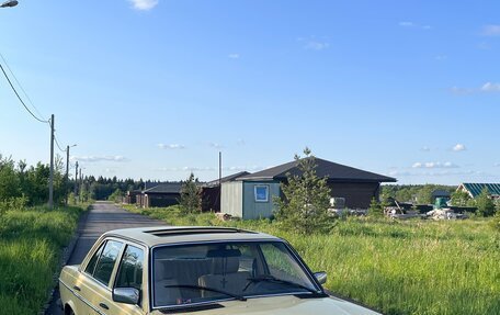 Mercedes-Benz W123, 1980 год, 350 000 рублей, 1 фотография
