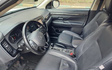 Mitsubishi Outlander III рестайлинг 3, 2016 год, 1 800 000 рублей, 5 фотография