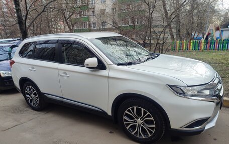 Mitsubishi Outlander III рестайлинг 3, 2016 год, 1 800 000 рублей, 2 фотография