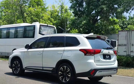 Mitsubishi Outlander III рестайлинг 3, 2020 год, 1 800 000 рублей, 5 фотография