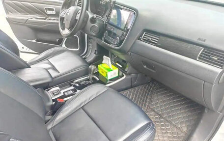Mitsubishi Outlander III рестайлинг 3, 2020 год, 1 800 000 рублей, 8 фотография