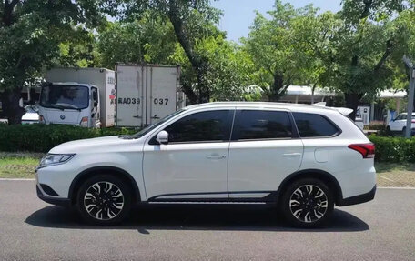 Mitsubishi Outlander III рестайлинг 3, 2020 год, 1 800 000 рублей, 4 фотография