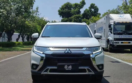 Mitsubishi Outlander III рестайлинг 3, 2020 год, 1 800 000 рублей, 2 фотография
