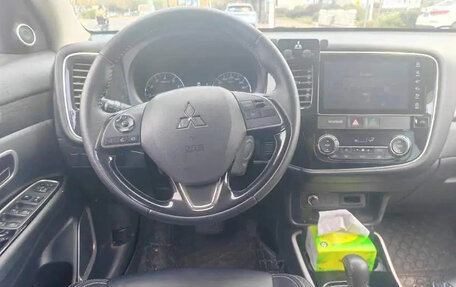 Mitsubishi Outlander III рестайлинг 3, 2020 год, 1 800 000 рублей, 9 фотография