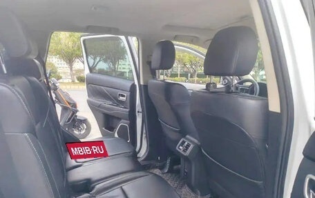 Mitsubishi Outlander III рестайлинг 3, 2020 год, 1 800 000 рублей, 10 фотография