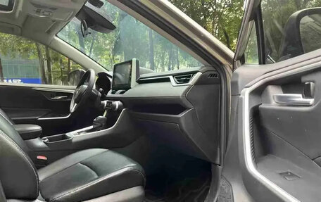 Toyota RAV4, 2020 год, 1 950 000 рублей, 8 фотография