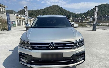 Volkswagen Tiguan II, 2020 год, 2 766 000 рублей, 2 фотография