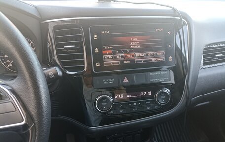 Mitsubishi Outlander III рестайлинг 3, 2018 год, 2 080 000 рублей, 8 фотография