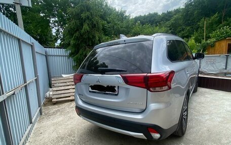 Mitsubishi Outlander III рестайлинг 3, 2018 год, 2 080 000 рублей, 7 фотография