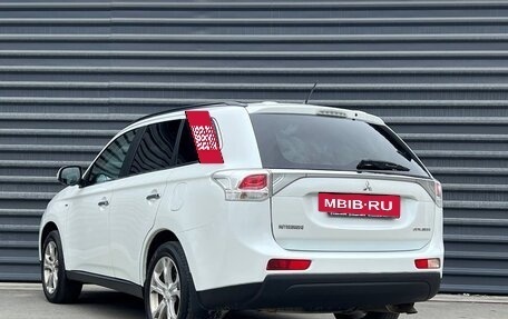 Mitsubishi Outlander III рестайлинг 3, 2013 год, 1 545 000 рублей, 13 фотография