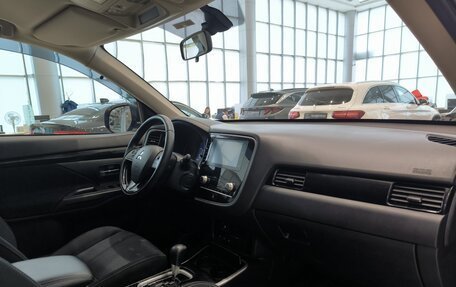 Mitsubishi Outlander III рестайлинг 3, 2020 год, 2 307 000 рублей, 11 фотография