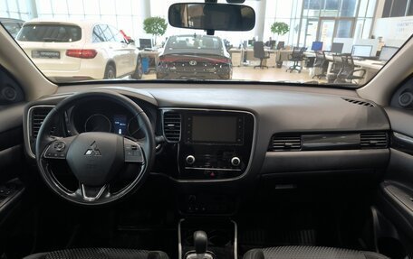 Mitsubishi Outlander III рестайлинг 3, 2020 год, 2 307 000 рублей, 14 фотография