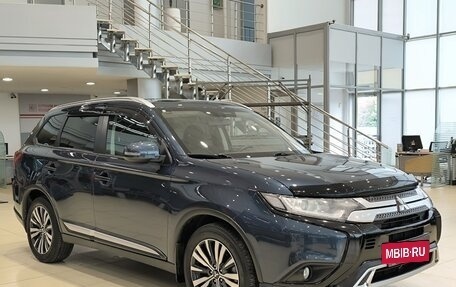 Mitsubishi Outlander III рестайлинг 3, 2020 год, 2 307 000 рублей, 3 фотография