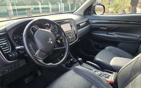 Mitsubishi Outlander III рестайлинг 3, 2016 год, 1 900 000 рублей, 19 фотография