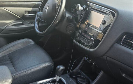 Mitsubishi Outlander III рестайлинг 3, 2016 год, 1 900 000 рублей, 20 фотография