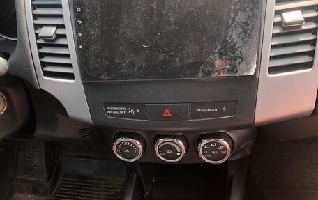Mitsubishi Outlander III рестайлинг 3, 2011 год, 1 500 000 рублей, 14 фотография