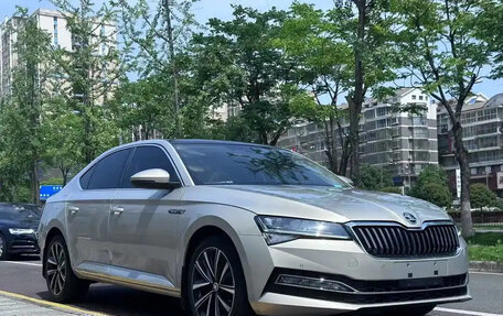 Skoda Superb III рестайлинг, 2021 год, 2 100 000 рублей, 2 фотография