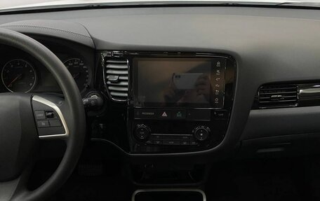 Mitsubishi Outlander III рестайлинг 3, 2022 год, 2 649 000 рублей, 13 фотография