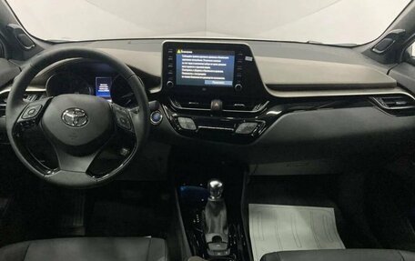 Toyota C-HR I рестайлинг, 2022 год, 2 700 000 рублей, 12 фотография